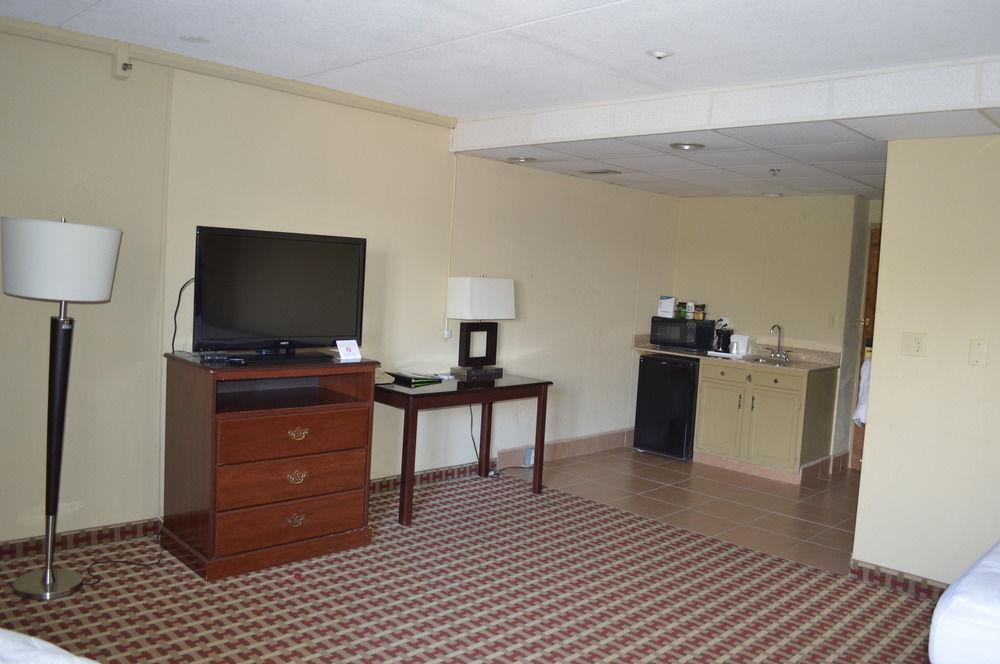 Quality Inn & Suites פייטוויל מראה חיצוני תמונה