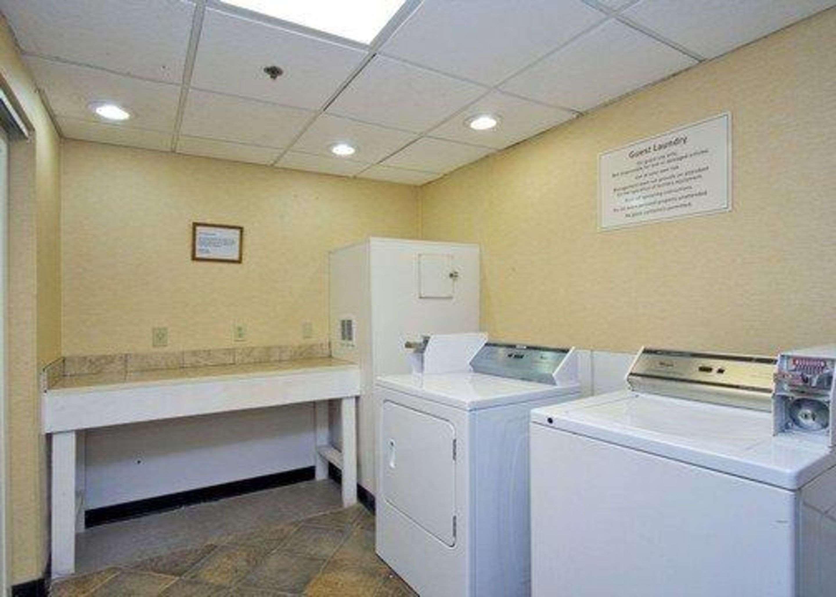 Quality Inn & Suites פייטוויל מראה חיצוני תמונה