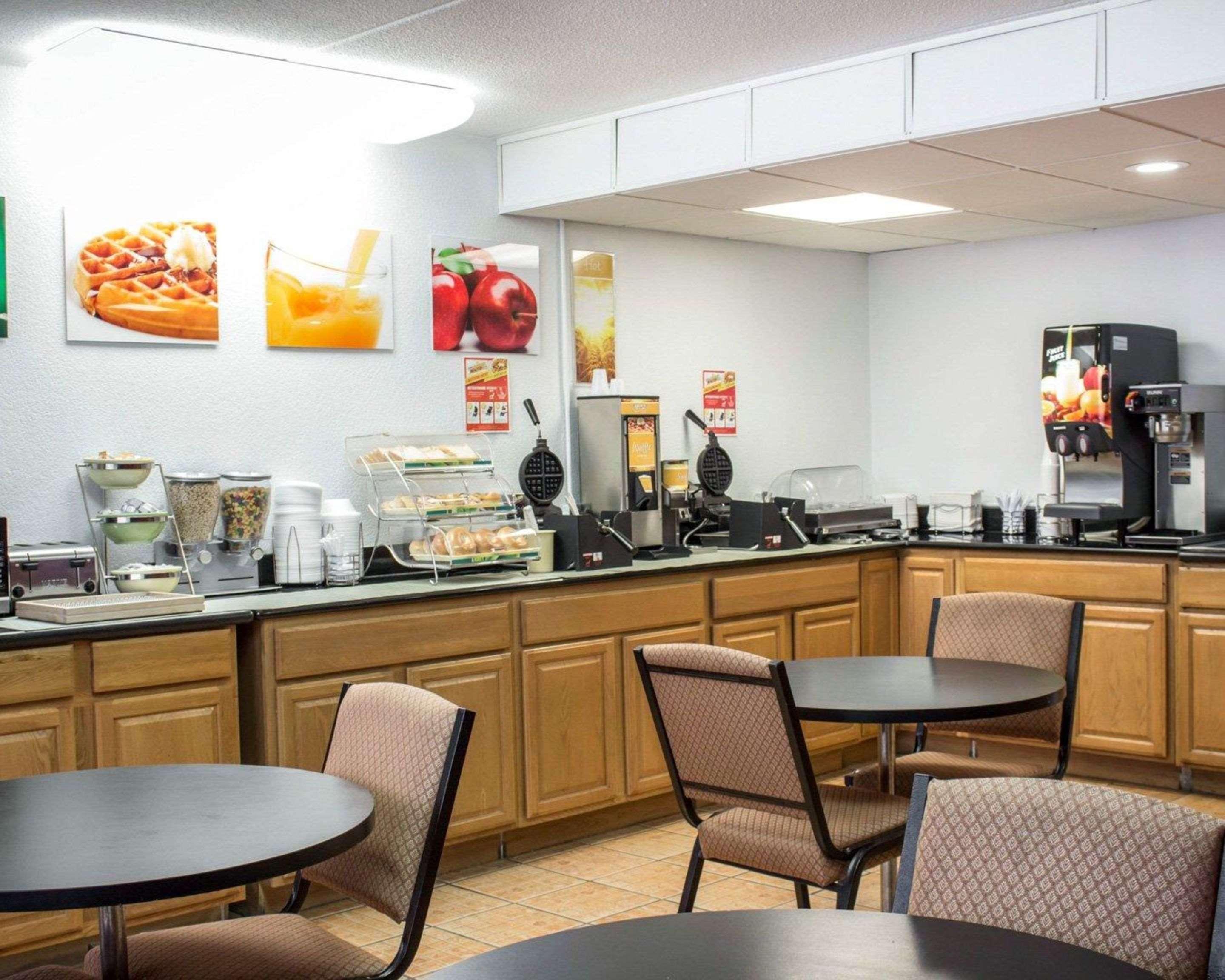 Quality Inn & Suites פייטוויל מראה חיצוני תמונה