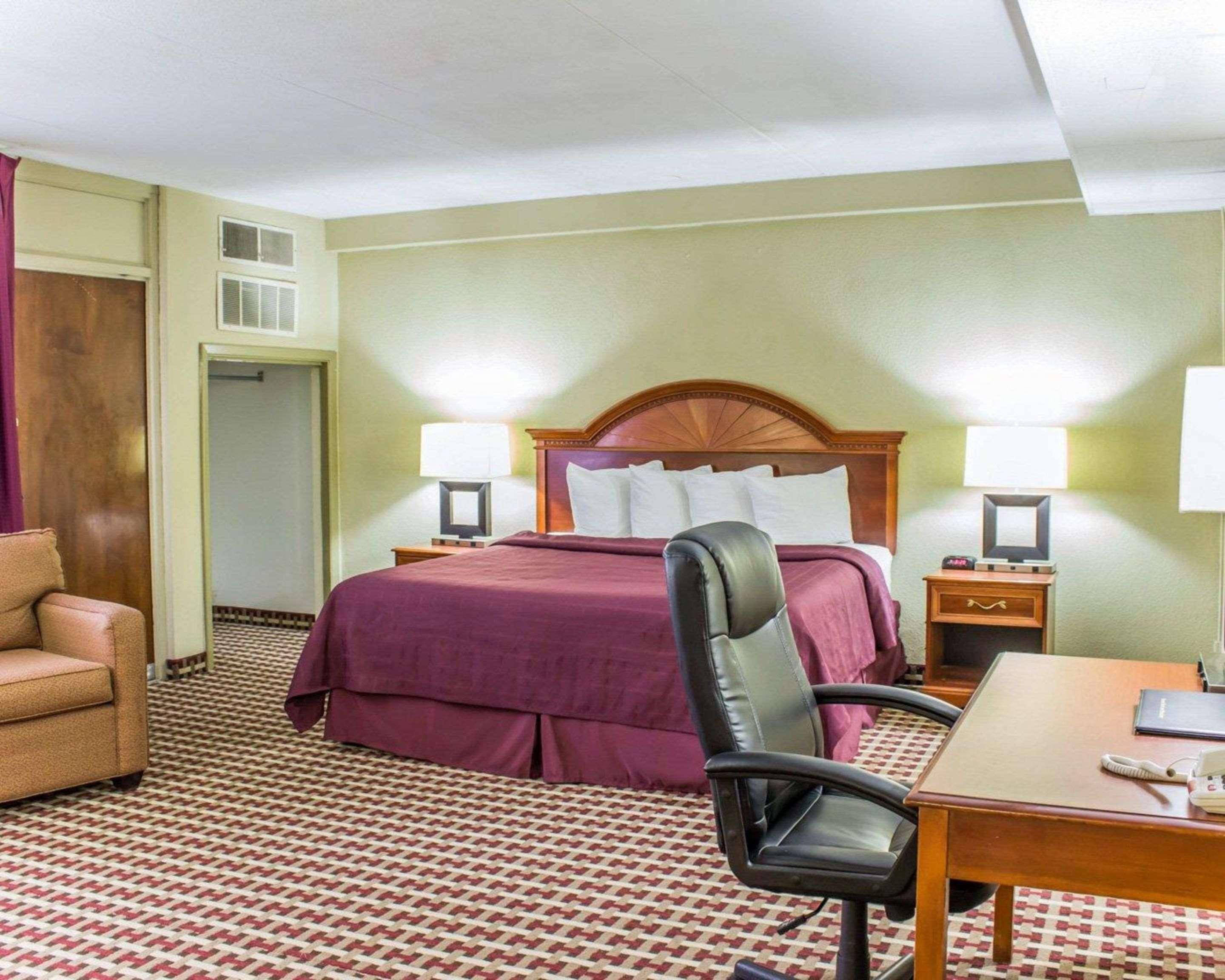 Quality Inn & Suites פייטוויל מראה חיצוני תמונה