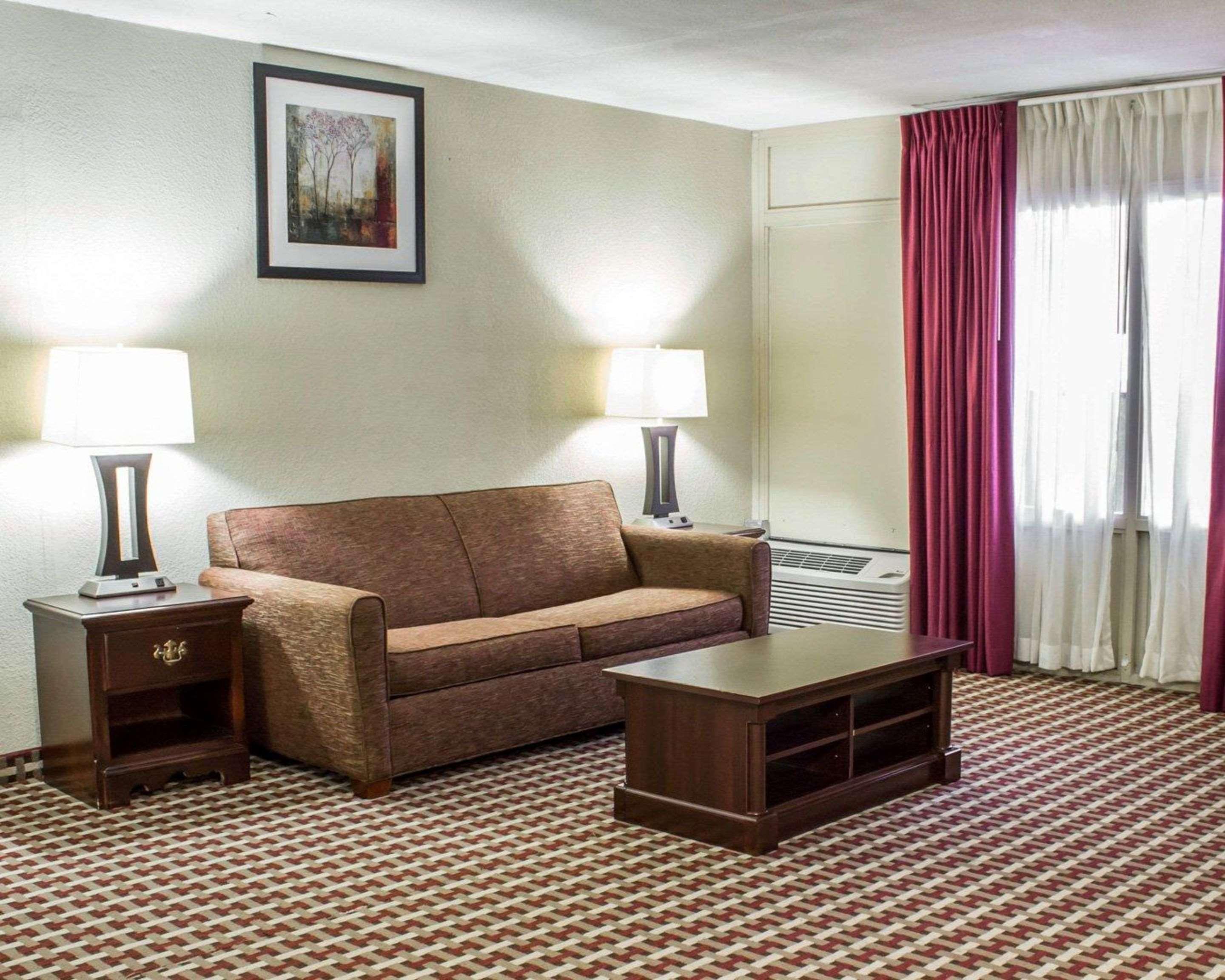Quality Inn & Suites פייטוויל מראה חיצוני תמונה