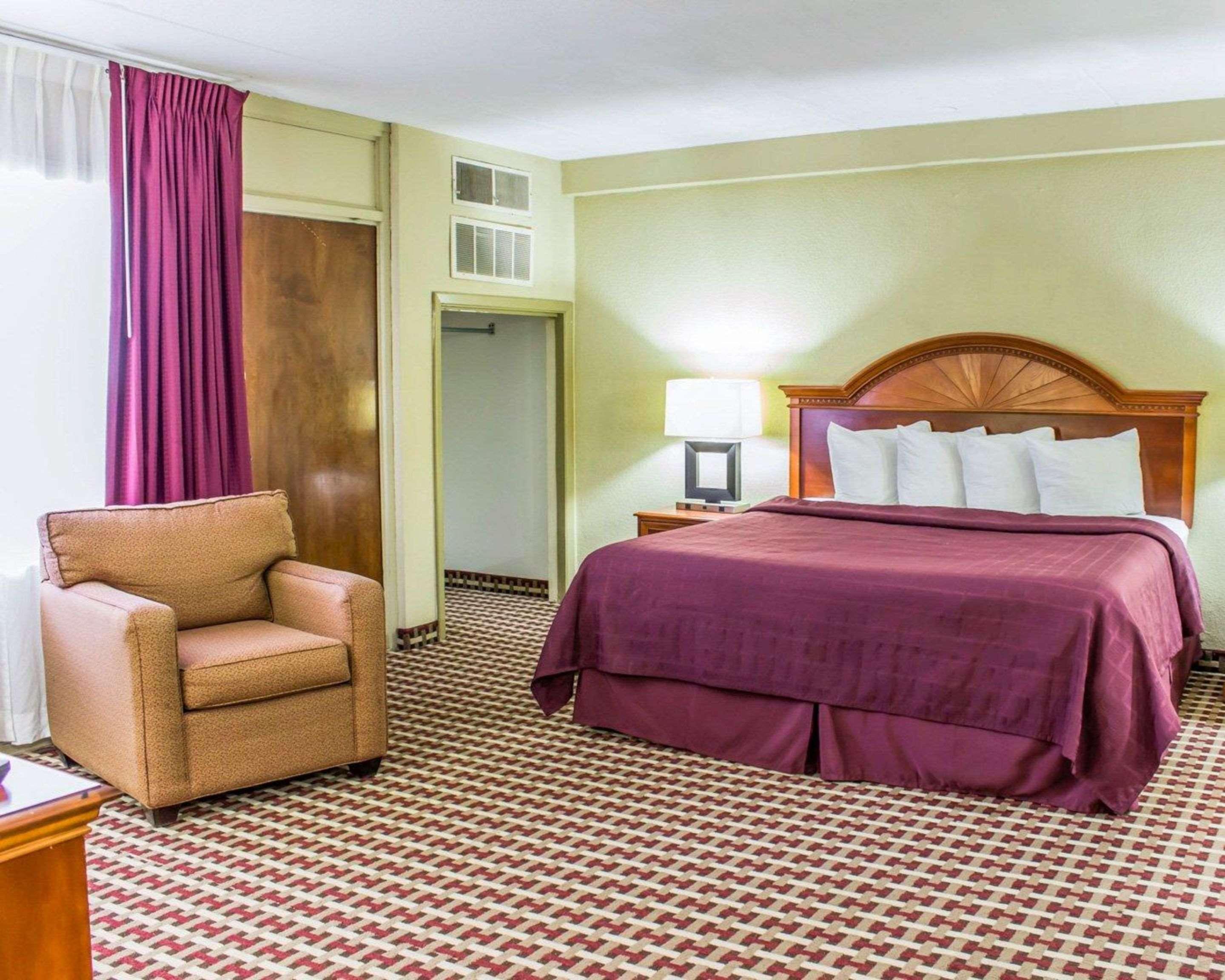 Quality Inn & Suites פייטוויל מראה חיצוני תמונה
