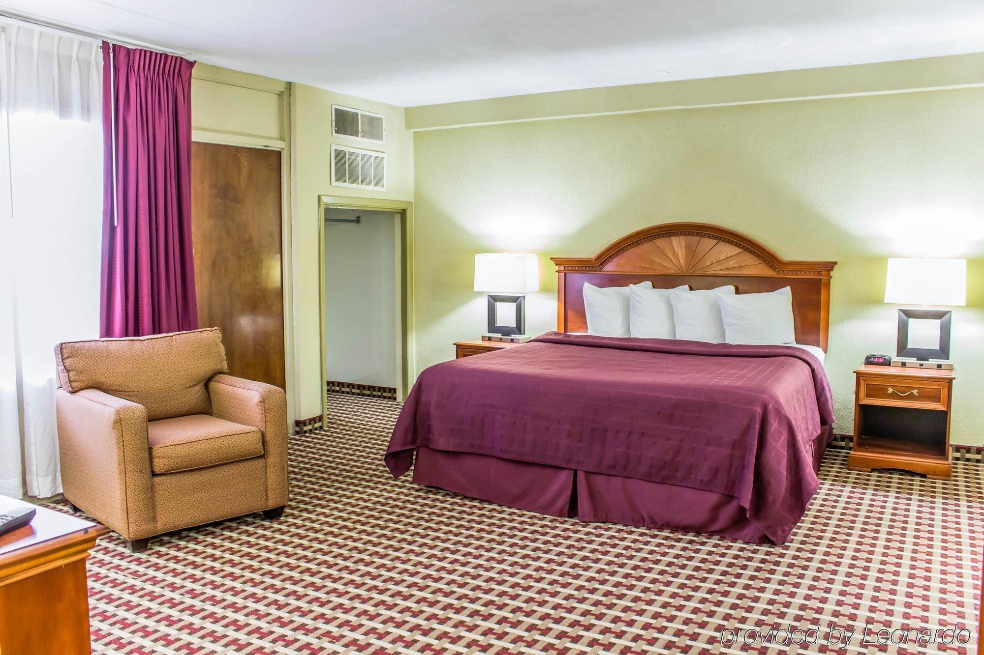 Quality Inn & Suites פייטוויל מראה חיצוני תמונה