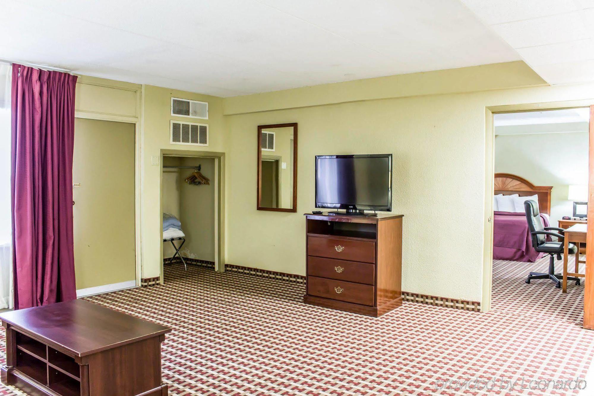 Quality Inn & Suites פייטוויל מראה חיצוני תמונה