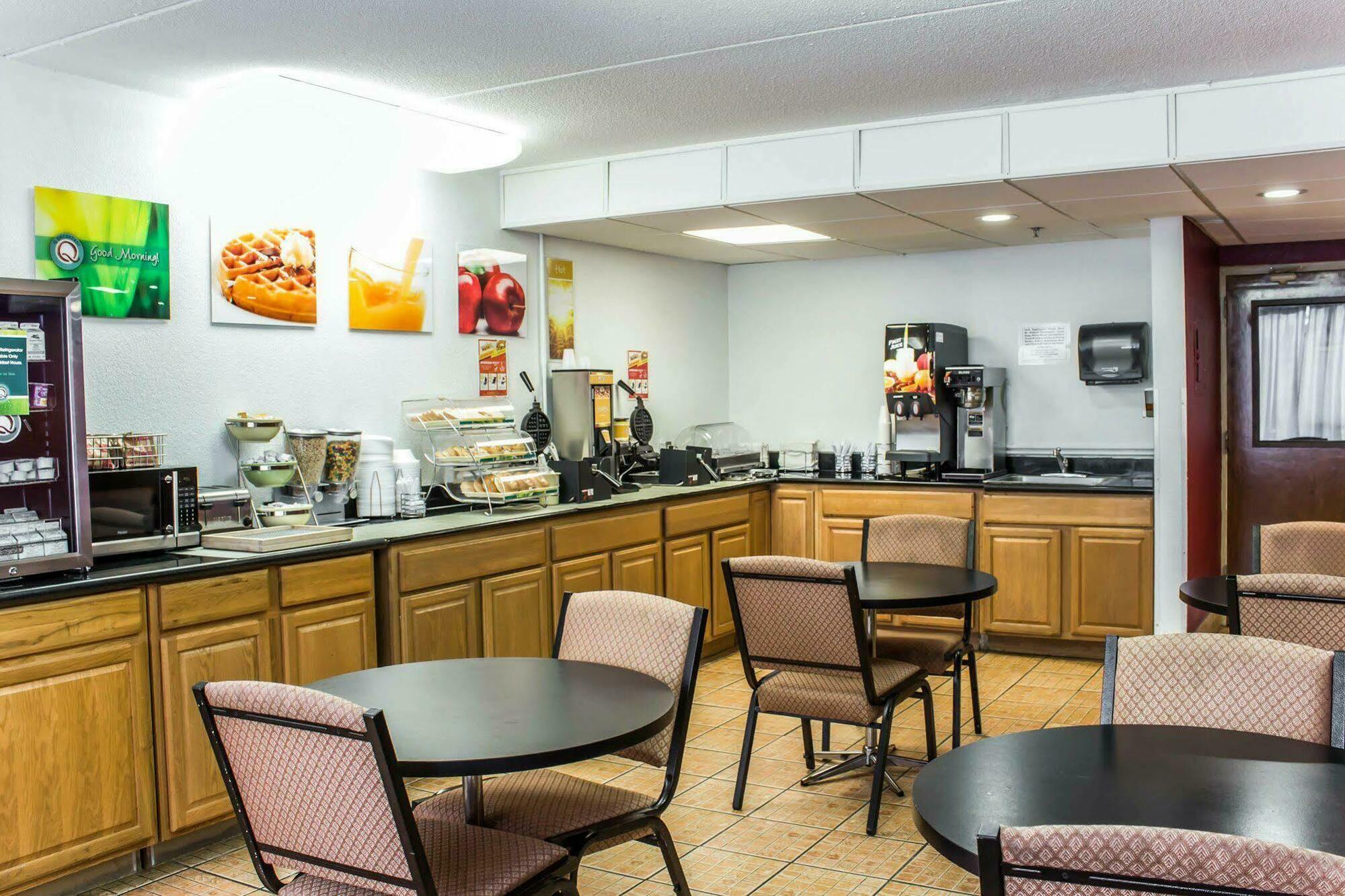 Quality Inn & Suites פייטוויל מראה חיצוני תמונה