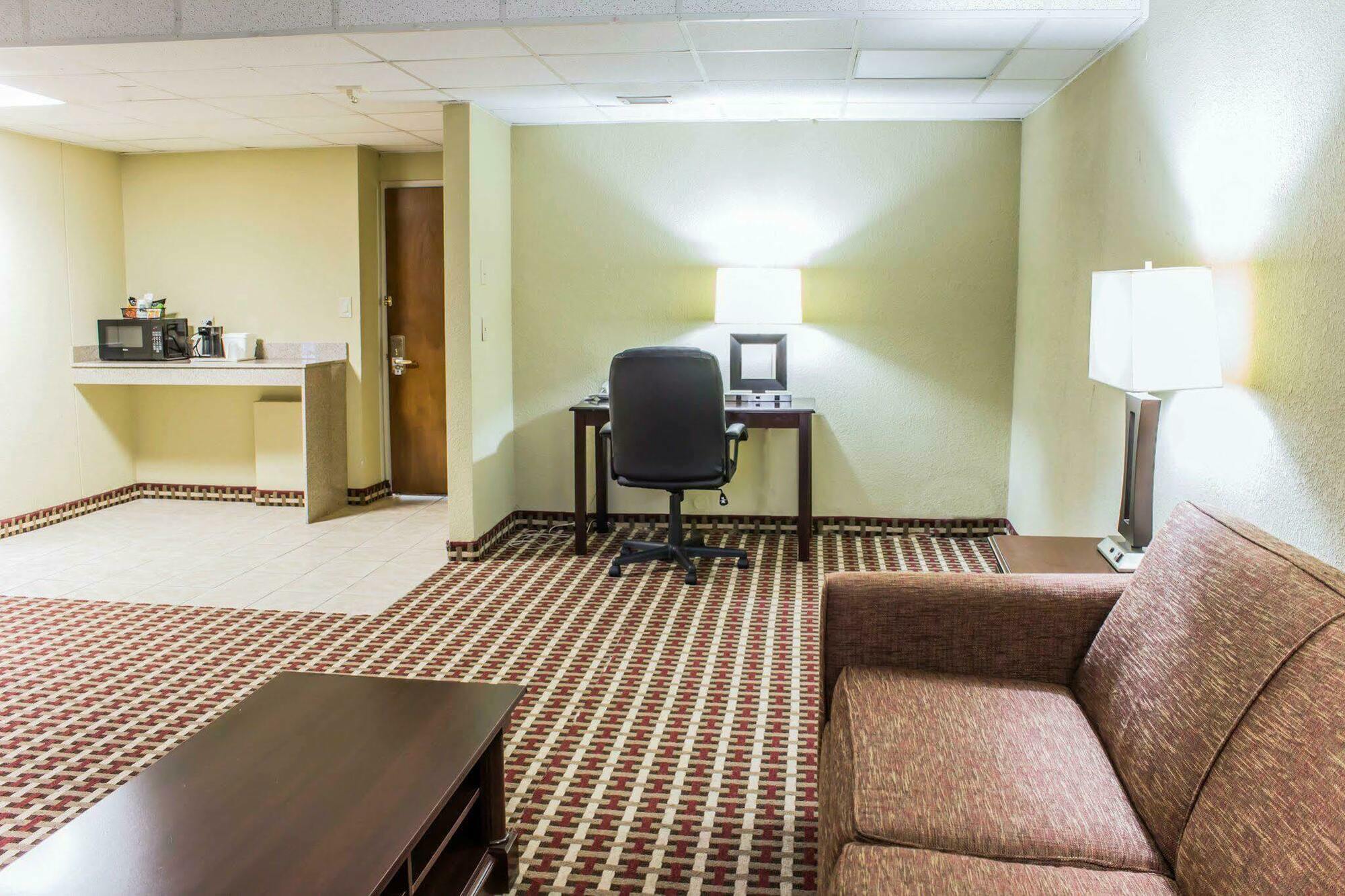 Quality Inn & Suites פייטוויל מראה חיצוני תמונה